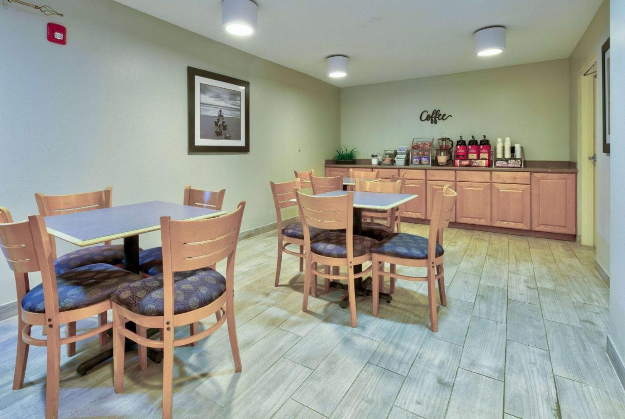 Super 8 By Wyndham Diberville Biloxi Area Exterior foto