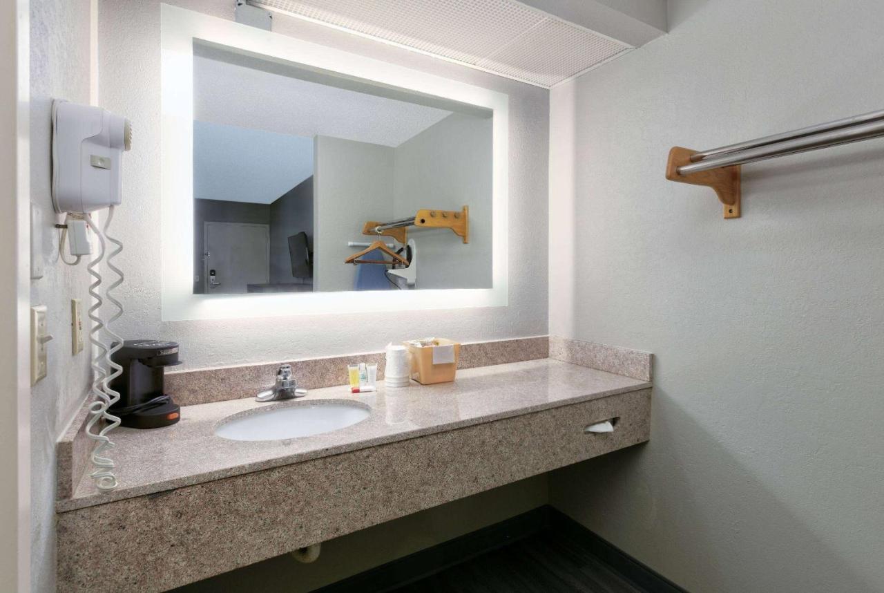 Super 8 By Wyndham Diberville Biloxi Area Exterior foto